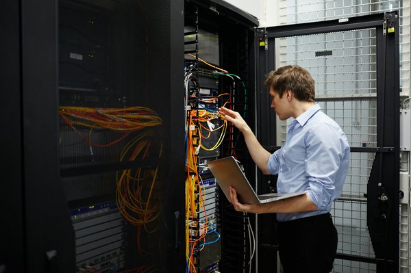 Guide essentiel pour choisir un contrat d'hébergement de données